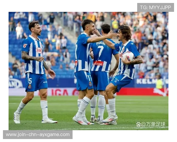 欧洲杯边路策应连动，展现足球魅力